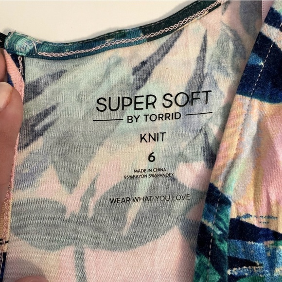 Torrid Super Soft Surplice Romper Pink Green Lead Tropical Pattern Size 6X - Picture 7 of 14